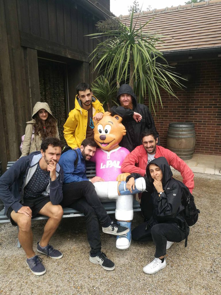 l'équipe devant la mascotte du pal