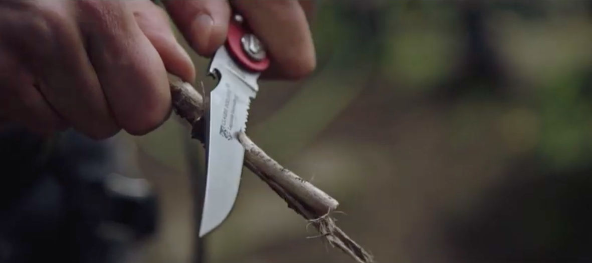 packshot produit d'un couteau dans des mains