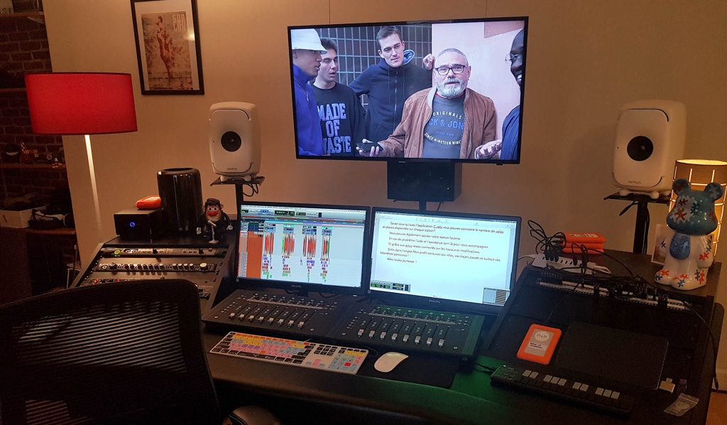 studio d'enregistrement, avec table de mixage et 3 écrans