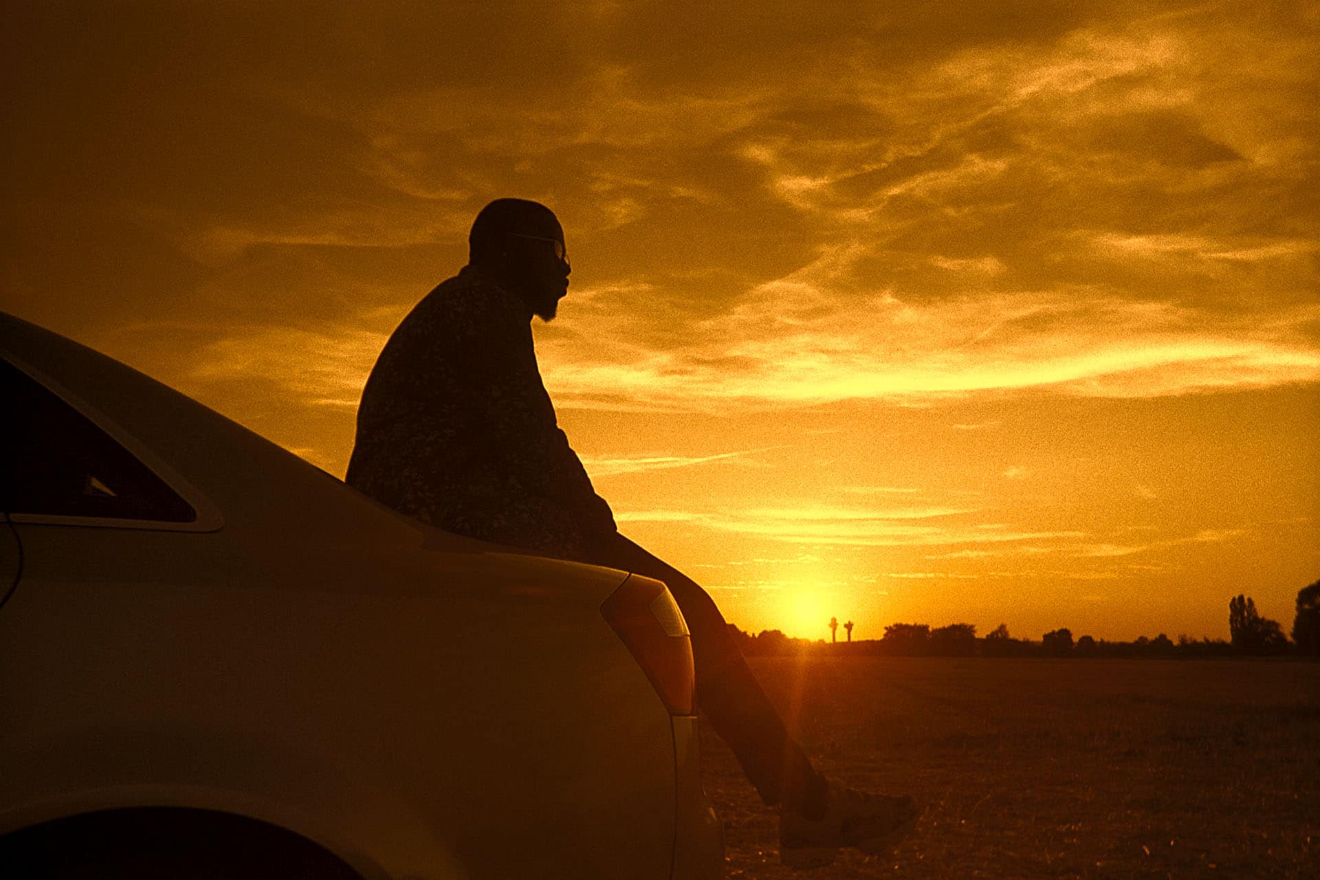 homme voiture coucher de soleil