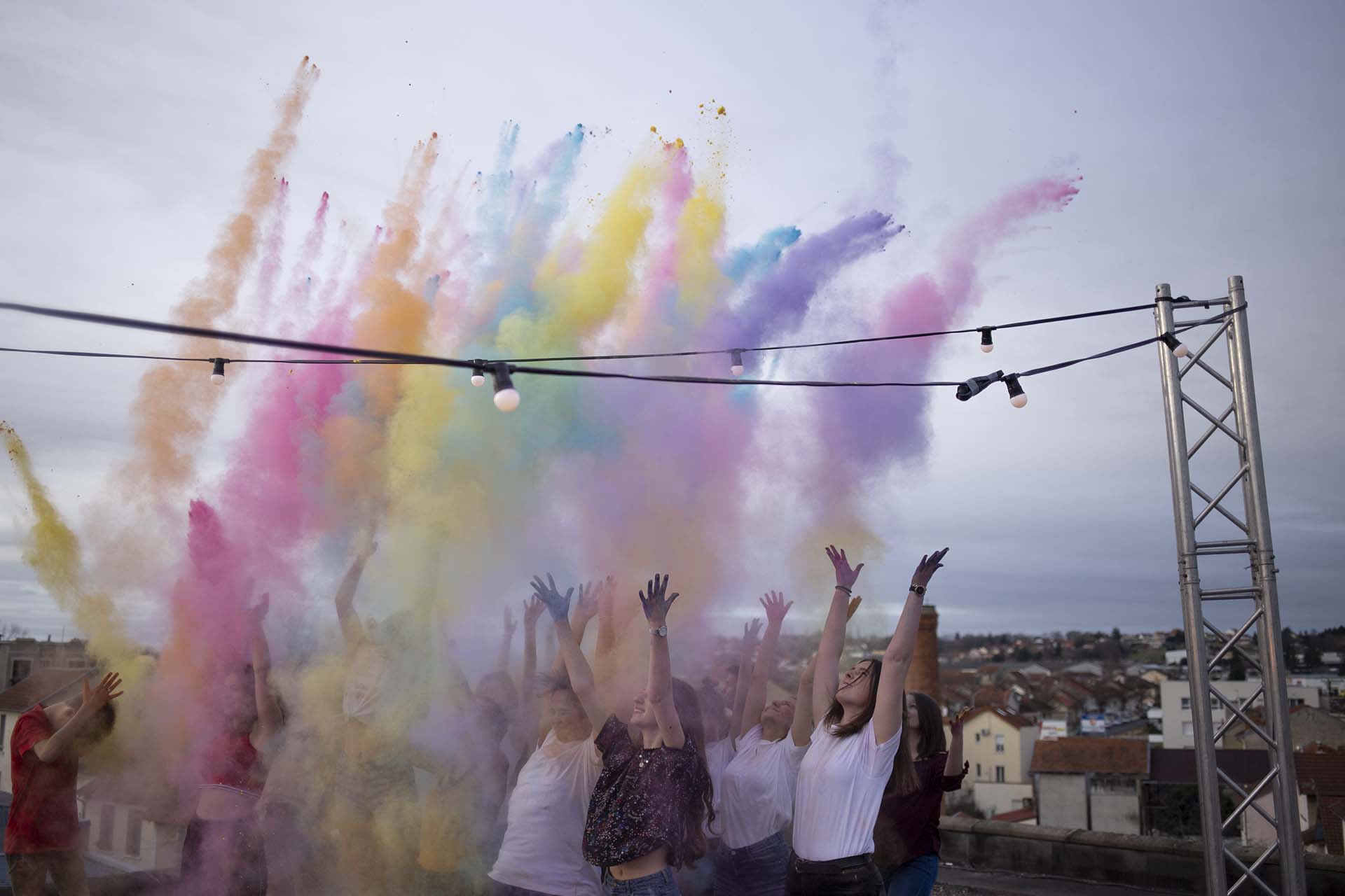 la foule lance la poudre de couleur