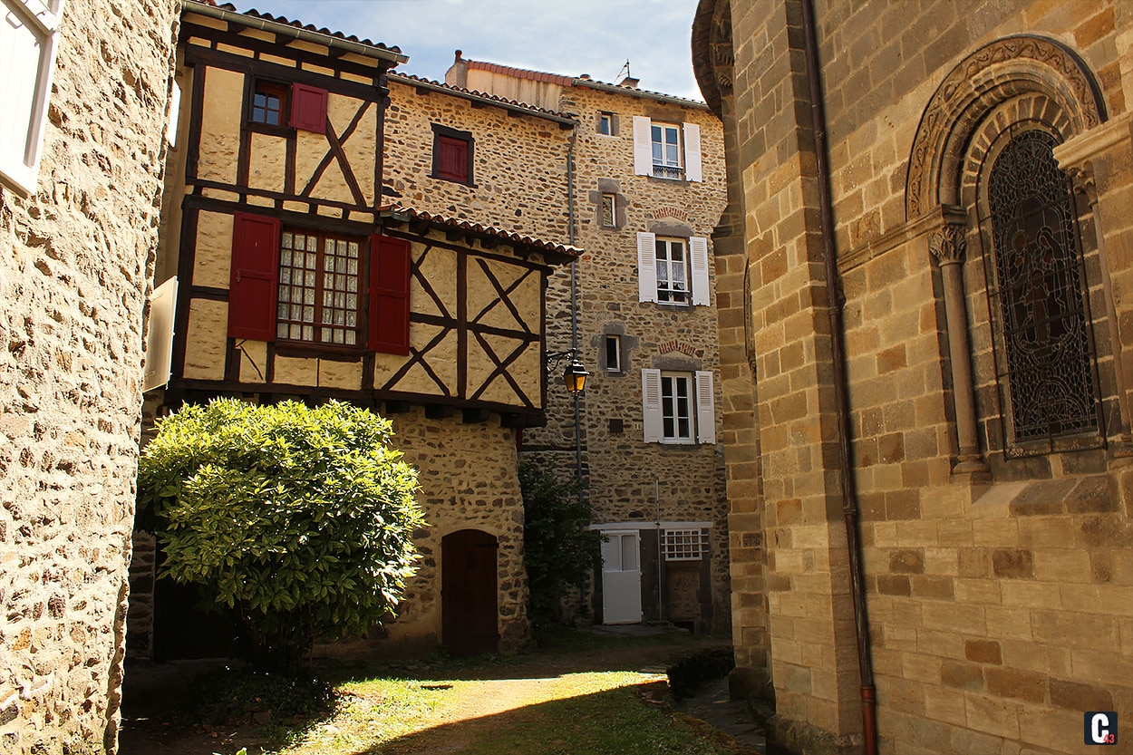 photo du village de blesle en haute loire