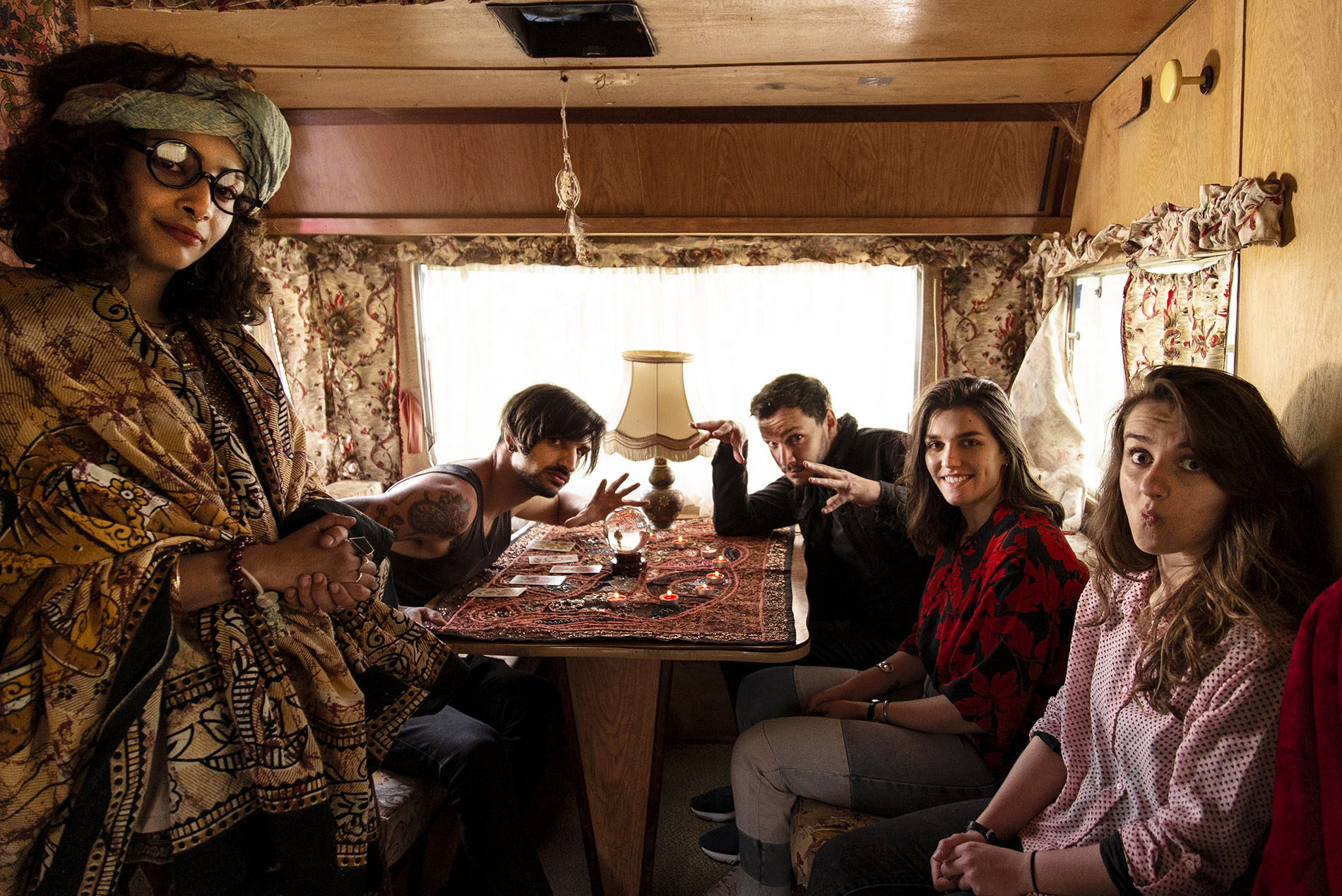 photo de groupe autour d'une table dans un décor de voyance