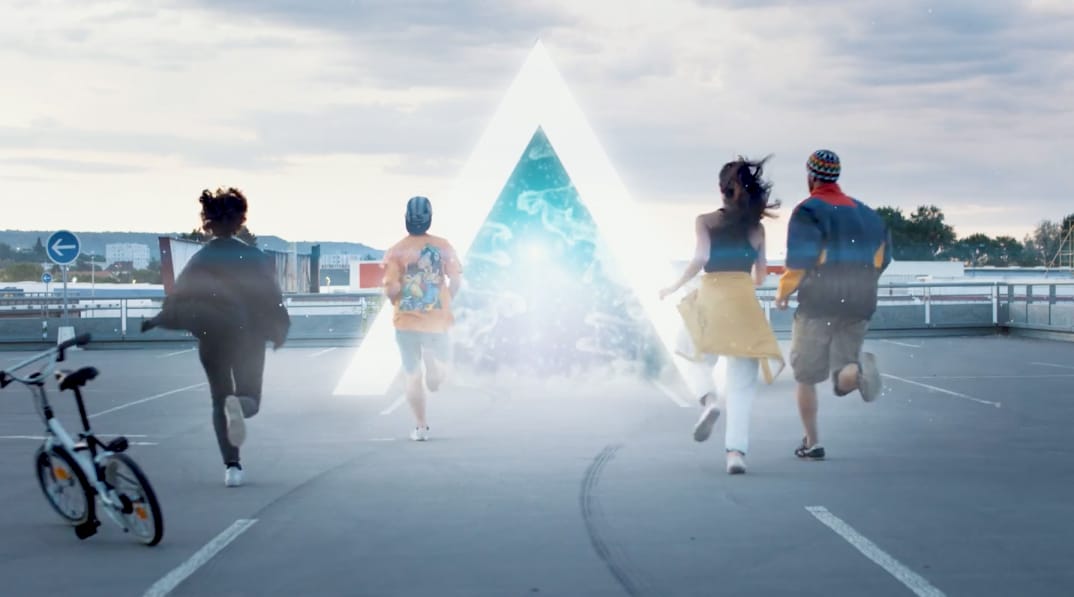 hommes et femmes qui courent vers un triangle