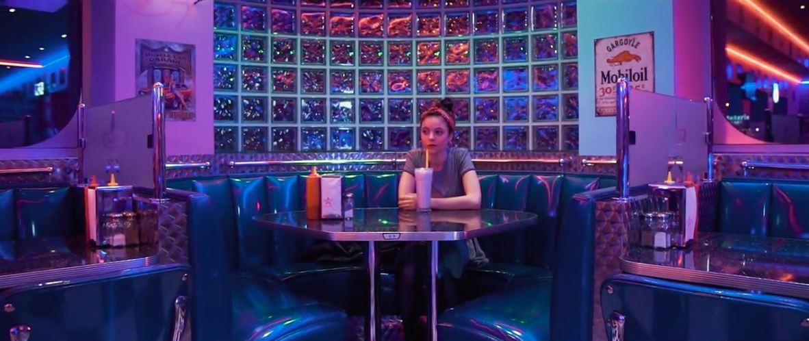 Femme assise au restaurant plan d'ensemble