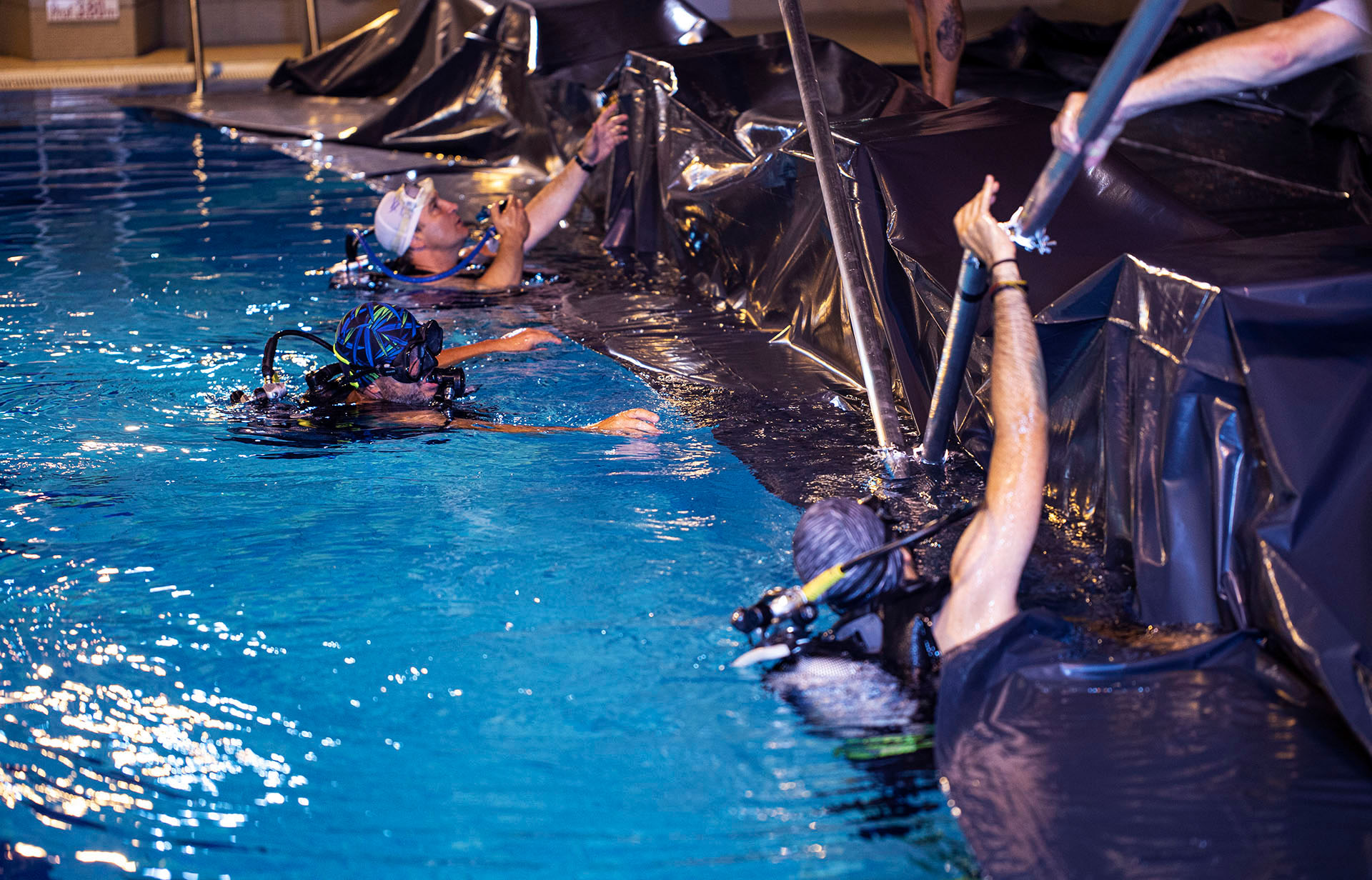 plongeurs dans une piscine pour un tournage sous l'eau