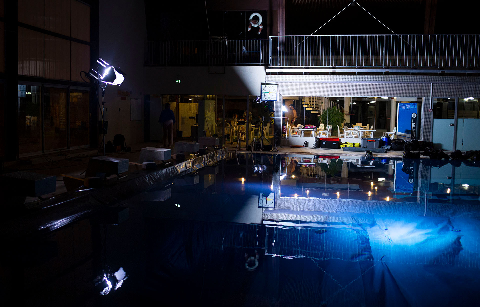set-up de tournage dans une piscine